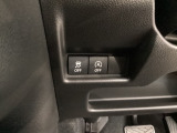 安全装置のスイッチは運転席パネル下に集約されています。任意で切り替え可能なため状況に合わせてお使いください。