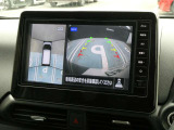 前後と左右のドアミラーに取り付けられたカメラの映像を、上から見下ろしたかの様に加工して、車庫入れをサポートする「アラウンドビューモニター」を採用しております♪