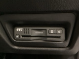 ハンドルの右下にETCがついています。高速道路の料金所の通過も楽々です!。 カードの取り出しもしやすい場所についています。