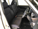 運転席の座面高さを調整できるシートリフターが付いています。フロントシートはベンチシートを採用で、座面も広く使い勝手もいいですよ♪