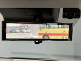 後方ピラーや荷物、後席の同乗者やガラスのくもりなど、視界が妨げられた場合でも、後方カメラからの映像で安全を確認することができます。
