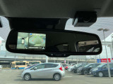 ルームミラーに映像を表示。モニターとミラーが同じ視線で確認できるので使い勝手にも優れてます。
