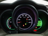 運転時の視界周辺の見やすい位置にメーターをレイアウト。視線の流れを断ち切らない、ストレスフリーで美しい運転動作を可能にします。