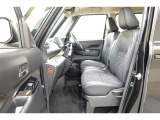 ベンチシートで運転席から助手席への移動もスムーズです!