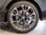 BMWの純正アロイホイールは軽量かつ強度にも優れているホイールで走行性能を引き上げる設計になっております。足元にもBMWは妥協がなくこだわっている個所になります。