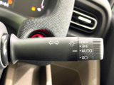 【オートライト】周りの明るさに応じて自動でヘッドライトの点灯・消灯ができる機能です!ライトの付け忘れ・消し忘れなどが無くなり、雨の日や夕方の走行も安心!トンネル通過時も便利ですね♪