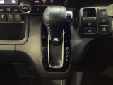 CVT車のセレクトレバーです。低速から高速まで、変速ショックのないスムーズな走りを実現するとともに、エンジン効率のよい領域を維持することで燃費にも貢献します。