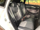 後部座席も気になるようなキズ・汚れやへたり等、大きなダメージはなく、良好な状態です。