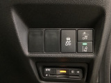 Hondaセンシング用の、VSA(ABS+TCS+横滑り抑制)解除と路外逸脱抑制機能のオンオフスイッチなどはハンドルの右側に装備しています。