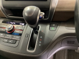 CVT車のセレクトレバーです。低速から高速まで、変速ショックのないスムーズな走りを実現するとともに、エンジン効率のよい領域を維持することで燃費にも貢献します。