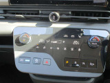 オートエアコンです。簡単な操作で室内を快適な温度になりますので夏場や冬場でも快適なドライブが楽しめます。