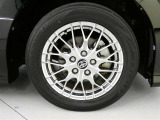 【フロントタイヤ】 ♪(^^♪ キレイな純正ホイールです!(^_-)-☆  ユーカー選びのポイントのひとつですよね♪  ご来店時にぜひチェックしてみてください!