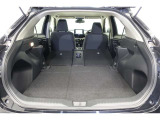 セカンドシートを倒した状態です。セカンドシートは独立可倒、荷物に合わせてラゲッジスペースをアレンジできます。