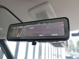 スマートルームミラーがリヤカメラで車両後方の映像ルームミラー表示しをクリアな後方視界を確保してくれます。