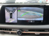 アラウンドビューモニターも装備しております。ご覧のように車体を真上か見たような映像なので、車庫入れの苦手なお客様ももうご心配いりません。