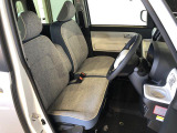 運転席の座面高さを調整できるシートリフターが付いています。フロントシートはベンチシートを採用で、座面も広く使い勝手もいいですよ♪