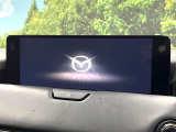 【12.3インチマツダコネクト】車内の雰囲気にマッチした大型ディスプレイ。スマホ接続でのナビ使用やBluetooth再生等、様々な機能が楽しめます。直感的なダイヤル操作が可能で、使い勝手も良好です。
