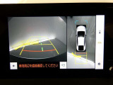 パノラミックビューモニターを装備。駐車場や交差点で周囲の安全確認をサポートします。