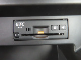 『ETC搭載』 高速利用時に便利なETCを搭載しております。高速道路での利用がスムーズになります!これで長旅も楽々♪納車時にセットアップをさせていただきますので、カードを差し込むだけでご利用いただけま