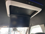 《リア席モニター》後席に乗車の方朗報です!!リア席モニターが付いているので、走行中でもTVやDVDビデオなどの映像が楽しめます。ドライブがより盛り上がること間違いなし!!
