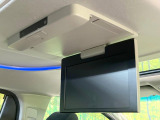 【フリップダウンモニター】大画面モニターで後席でもエンタメをお楽しみいただけます。小さなお子様にも大人気の装備です♪