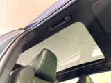 【パノラマルーフ】大型のガラスルーフ搭載で車内の解放感が一気にアップ!開放的なドライブをお楽しみいただけます。