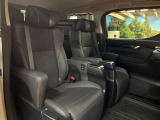 後部座席も気になるようなキズ・汚れやへたり等、大きなダメージはなく、良好な状態です。