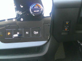 シフト変更はシフトレバーではなく、近未来なデザイン且つ、ワンタッチで操作可能な快適なボタン式となっております♪渋滞に巻き込まれた際に役立つオートブレーキホールドも搭載しておりますよ♪