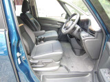 運転席はウォークスルーも有りゆったりとした空間が有りますね。