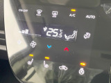 【オートエアコン】一度お好みの温度に設定すれば、車内の温度を検知し風量や温度を自動で調整。暑い&hellip;寒い&hellip;と何度もスイッチ操作をする必要はありません。快適な車内空間には必須の機能ですね♪
