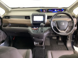 車内は光触媒抗菌消臭施工済です。インパネ周りはスタイリッシュなデザインで機能や装備も充実しています。グローブボックスやカップホルダーのほかにトレーなどたくさんの収納スペースが付いています。