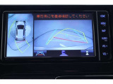 車両を真上から見た様な視点のパノラミックビューモニターを搭載しています。後方の死角だけでなく左右や前方の障害物の発見も容易になります。車載カメラの視点切替スイッチで様々な視野表示切替も可能です。