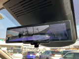 スマートルームミラー◆積載物などで、さえぎられがちなルームミラーの後方視界。車内状況に関わらず車両後方にあるカメラの映像をルームミラーに映し出します!もちろん夜や悪天降雨でもクリアな後方視界を確保!