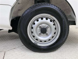 スチールホイールが装備されてます。タイヤサイズは145/80R12 80/78Nです。