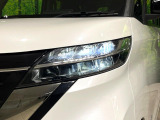 【LEDヘッドライト】悪天候や夜間走行時も良好な視界を確保し安心して運転できる高輝度LEDヘッドライトを装備!点灯速度が早く、消費電力も抑えられています。