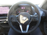 ステアリングスイッチにてオーディオやハンズフリー電話など操作が可能です。目線を動かさず操作可能です。