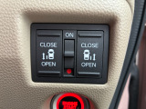 両側電動スライドドアです。リモコンや運転席スイッチ、ドアハンドルの操作で自動開閉。お子さまを抱きかかえている時や荷物の多い時などに便利です。