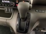 CVT車のセレクトレバーです。低速から高速まで、変速ショックのないスムーズな走りを実現するとともに、エンジン効率のよい領域を維持することで燃費にも貢献します。