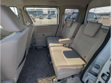 後席もきれいにクリーニングされています。足元のスペースもこれだけ広ければ一緒に乗っている人もゆったりお乗りいただけそうです。