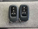☆スマートキー☆ドアの開錠・施錠はもちろんですが、エンジンをかけるときも鍵を取り出さなくて大丈夫ですよ♪両手に荷物をお持ちの時でも、大変便利で使い易い装備です☆