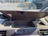 運転席の前には小物を収納できるスペースもあります!!