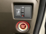 左側電動スライドドアは運転席からでも操作ができるように、ハンドル付近に開閉の操作スイッチが付いています。