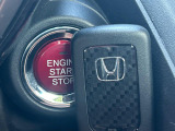 【Hondaスマートキー】カバンやポケットに入れたままでもドアの施錠・解錠が可能なスマートキーを装備。エンジンのオン・オフ時もカギを取り出す必要が無いからとっても便利です♪
