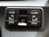 運転席からでもリヤ両側電動スライドドアの開閉を操作できます。
