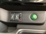 リアドアは乗り降りに便利な両側電動スライドドアです。また運転席に座っていながらスイッチ操作で自在にスライドドアを開け閉めできます。燃費に役立つECONボタンもここです。