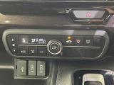 【オートエアコン】一度お好みの温度に設定すれば、車内の温度を検知し風量や温度を自動で調整。暑い&hellip;寒い&hellip;と何度もスイッチ操作をする必要はありません。快適な車内空間には必須の機能ですね♪