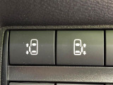 【ハンズフリー機能付き両側パワースライドドア】スライドドアの下に足先を入れてすぐ引くと、自動的にスライドドアが開閉します!荷物で両手がふさがった状態でも、ドアの開閉ができてとっても便利!