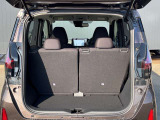後部座席に座れる状態でも荷室はこれだけの広さがあるのでお出かけやお買い物にも重宝します。ついつい買い物しすぎても安心ですね♪