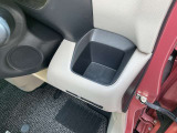 運転席、助手席の前にドリンクホルダ-が付いています!