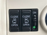 電動格納式ドアミラーを装備しています♪ミラーの角度調整も電動で行えます。使いやすいパワーウィンドウがさわやかな風をむかえ入れてくれます♪